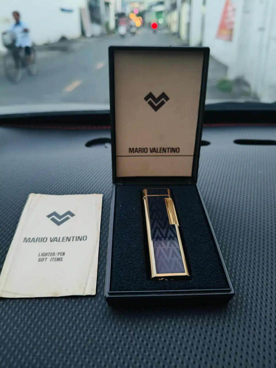 Bật lửa VALENTINO — hình 1